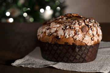 Panettone, tipico dolce natalizio italiano con mandorle, cioccolato e zucchero