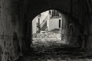 Fototapeta na wymiar Arco del centro histórico en Italia