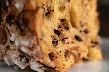 Panettone, tipico dolce natalizio italiano con mandorle, cioccolato e zucchero