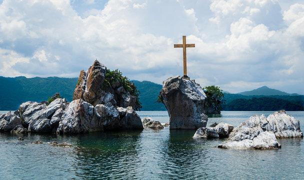 Cross at the lake