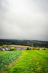 kleines Dorf in einer herbstlichen Landschaft