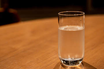 水の入った透明なグラス