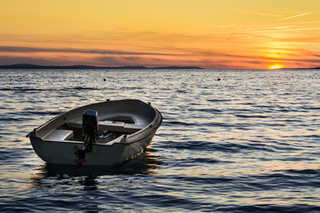 łódź i zachód słońca nad morzem Adriatyckim
