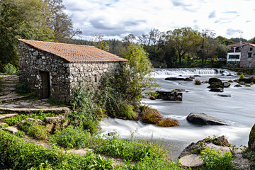 Fototapeta na wymiar Molino en el río