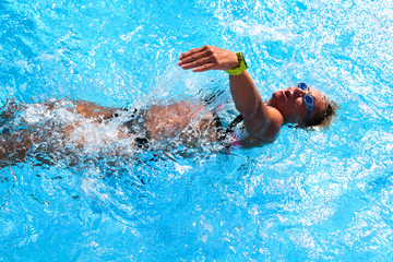 Młoda kobieta pływanie sportowe w basenie © mirame111