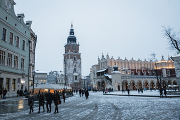 Marienkirche und Marktplatz in Krakau im Winter