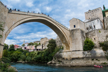 Fototapeta na wymiar Most w Mostar, piękny krajobraz miasta, Bośnia i Hercegowina