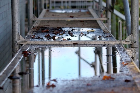 Baugerüst aus Metall mit Wasserpfütze