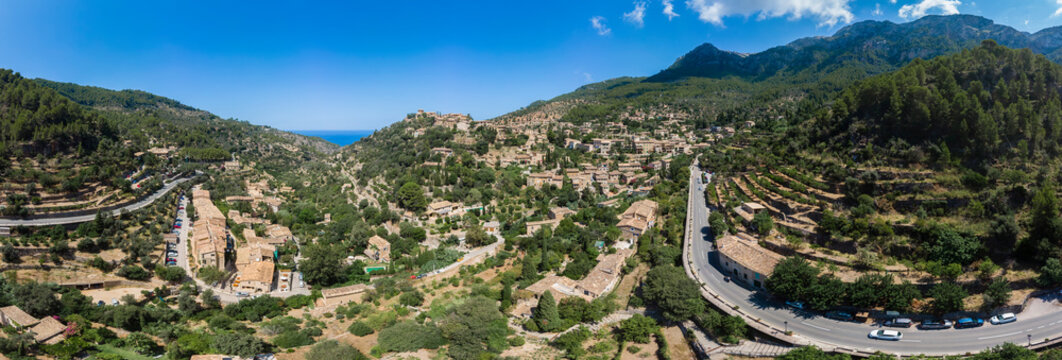 Spain, Balearic Islands, Mallorca, Region Valldemossa and Soller, mountain village Deia, Serra de Tramuntana