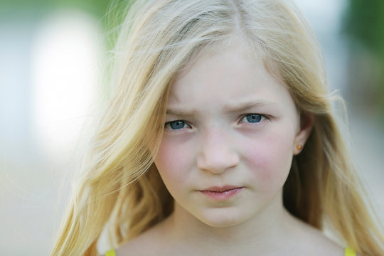 Germany, North Rhine Westphalia, Cologne, Portrait of girl, close up