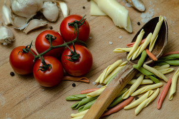 Pack of tomatoes with garlic and pasta.