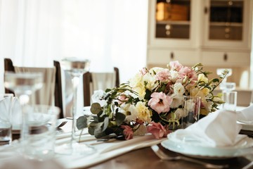 Floral centerpiece on wedding dining table.