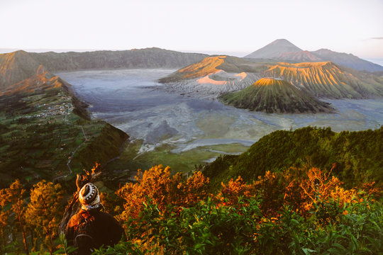 Indonesia, Java, Bromo Tengger Semeru National Park, Tourist looking down to Bromo Volcano