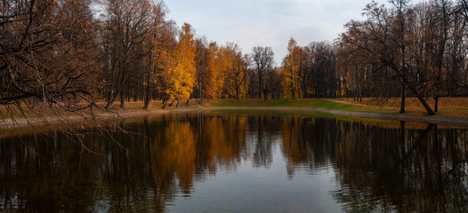 Fototapeta premium Fall landscape: lake and trees with reflections on a water