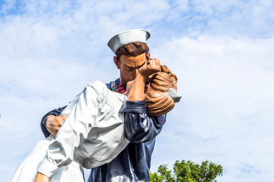statue Unconditional surrender by Seward Johnson
