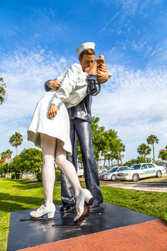 statue Unconditional surrender by Seward Johnson