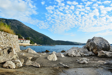 piękne wybrzeże w Chorwacji, morze Adriatyckie, skały © VinyLove Foto