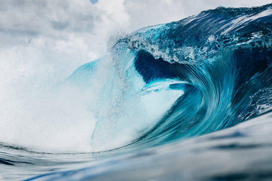 Fototapeta Clean and blue wave breaking in the ocean