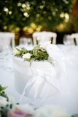 Obraz na płótnie Canvas White gift box with roses at wedding reception.