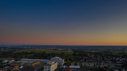 Obraz premium Sonnenaufgang über einem Städtchen