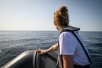 junge Frau auf Boot bei Delfintour © CMP
