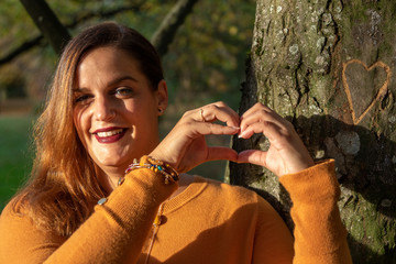 Junge Frau formt Herz mit Händen