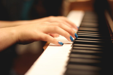 Obraz premium hands playing the piano
