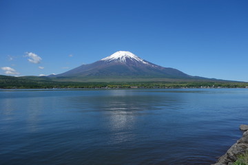 Blick auf den Mount Fuji Fujisan vom Yamanaka Lake , Japan