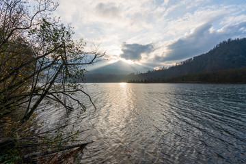 Sonnenuntergang am Almsee im Herbst