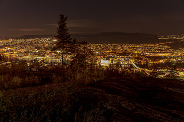 Norweskie miasto Drammnen w regionie Buskerud w nocy