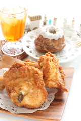 Icing cake and fried chicken for Christmas 