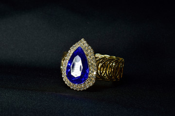 Gold ring with sapphire Is an expensive and beautiful fashion ring