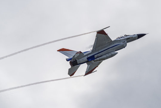 急上昇中の戦闘機とベイパー