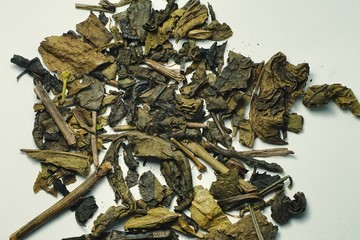 Obraz na płótnie Canvas pile of dry tea leaves and jasmine isolated on white background