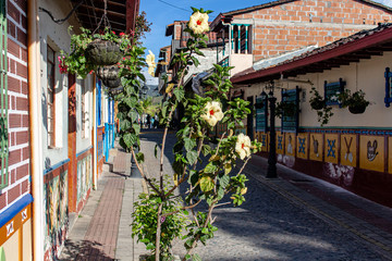 Fototapeta na wymiar street in old town guatape