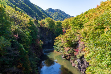 定山渓温泉の渓谷と紅葉 / 北海道 札幌市 定山渓温泉