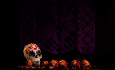 Fondo de pantalla con calaveras de azúcar y flores de cempasúchil