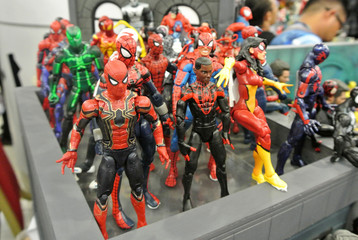 Fototapeta premium KUALA LUMPUR, MALAYSIA -MARCH 31, 2018: Selected focused of Marvel Comic action figure call Spider-man. He was one of the Avengers team. Action figures gather together by the collector. 