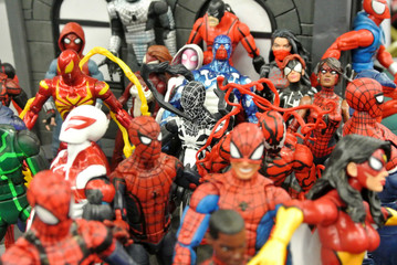 Obraz premium KUALA LUMPUR, MALAYSIA -MARCH 31, 2018: Selected focused of Marvel Comic action figure call Spider-man. He was one of the Avengers team. Action figures gather together by the collector. 