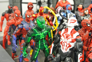Obraz premium KUALA LUMPUR, MALAYSIA -MARCH 31, 2018: Selected focused of Marvel Comic action figure call Spider-man. He was one of the Avengers team. Action figures gather together by the collector. 