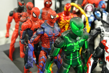 Obraz premium KUALA LUMPUR, MALEZJA – 31 MARCA 2018: Wybrana figurka z komiksu Marvela o nazwie Spider-Man. Był jednym z członków drużyny Avengers. Kolekcjonerzy gromadzą figurki. 