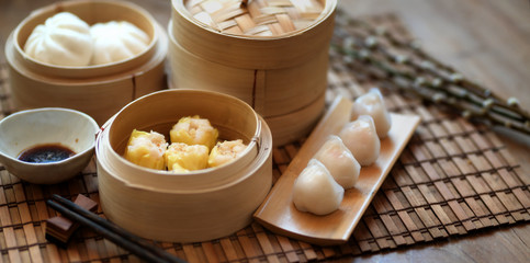 Cropped shot of Chinese steamed dumpling and steamed pork bun in a bamboo steamer - obrazy, fototapety, plakaty