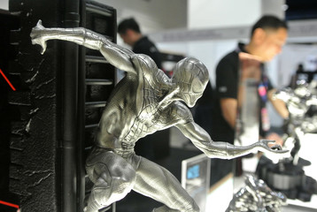Obraz premium KUALA LUMPUR, MALAYSIA -APRIL 7, 2018: Selected focused of Marvel Comic action figure called Spider-man made from pewter metal. Luxury action figure for the collector and normally be the special souve
