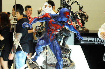 Obraz premium KUALA LUMPUR, MALAYSIA -APRIL 7, 2018: Selected focused of Marvel Comic action figure called Spider-man 2099. Futuristic Spider-man character. Action figures displayed by collector. 