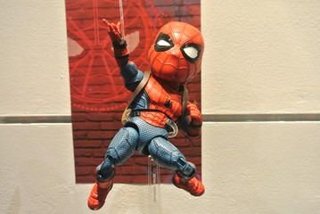 Obraz premium KUALA LUMPUR, MALAYSIA -APRIL 7, 2018: Selected focused on Marvel Comic action figure called Spider-man. He was one of the Avengers teams. Action figures displayed by the collector. 