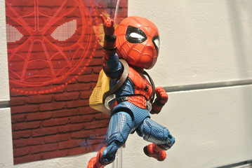 Obraz premium KUALA LUMPUR, MALAYSIA -APRIL 7, 2018: Selected focused on Marvel Comic action figure called Spider-man. He was one of the Avengers teams. Action figures displayed by the collector. 