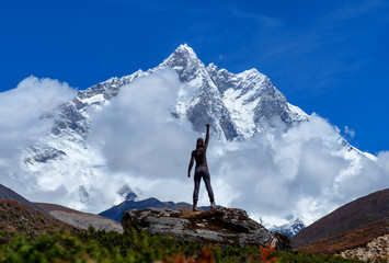 Actieve wandelaar wandelen, genieten van het uitzicht, kijkend naar het landschap van de Mount Everest. Reizen sport levensstijl concept