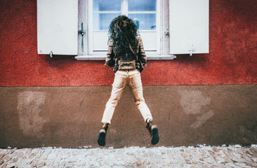 Frau springt in der Stadt