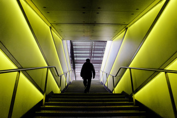 Mann l&auml;uft Treppe aufw&auml;rts