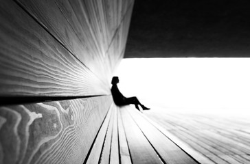 Frau sitzt auf der Bank